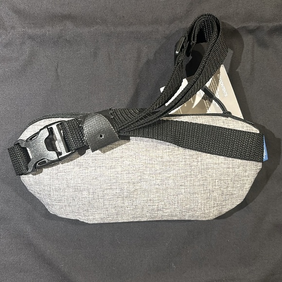 United Airlines Polaris First Class Travel Amenity Kit Pouch (NEW/SEALED) - Picture 3 of 6